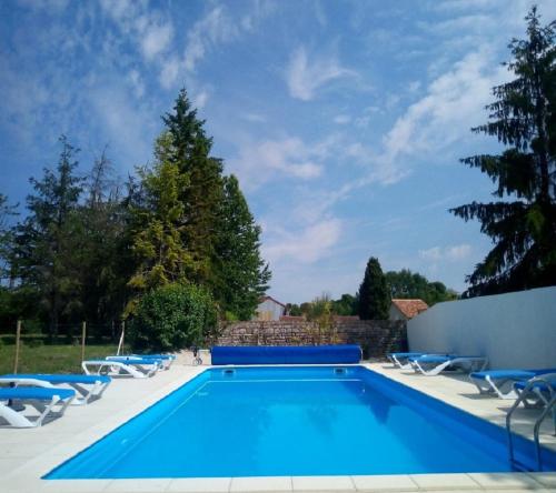 Rustic Gites - sleeps 10 with private pool near Chef Boutonne : Maisons de vacances proche de Melleran