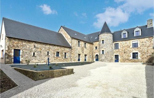 Nice home in Fierville-les-Mines with WiFi and 3 Bedrooms : Maisons de vacances proche de Saint-Maurice-en-Cotentin