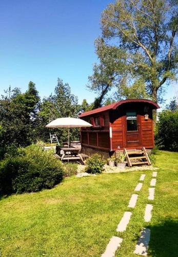 Roulotte dans un cadre verdoyant : Maisons de vacances proche de Louches