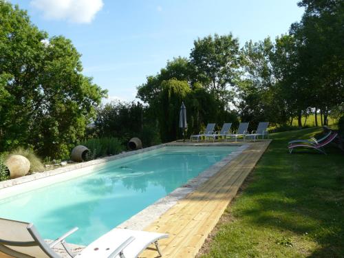 Charming maisonette, with swimming pool, view of the countryside and the Pyrenee : Maisons de vacances proche de Marmont-Pachas
