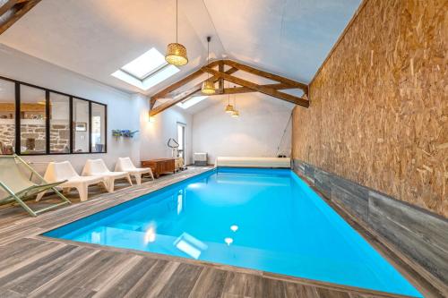 Villa Léonie - piscine intérieure : Maisons de vacances proche de Kerlouan