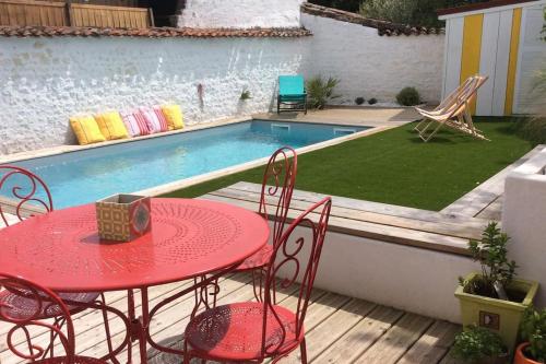 La maison en couleur 4 étoiles 10 pers avec piscine privée : Maisons de vacances proche de La Tremblade
