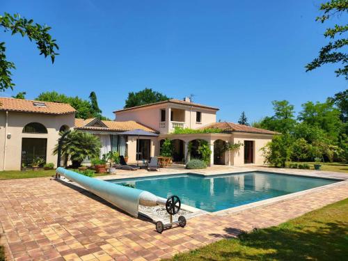 Maison familiale spacieuse avec grande piscine : Maisons de vacances proche de Gradignan