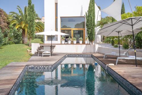 GEM CALIFORNIA-STYLE HOME Swimming pool and garden : Villas proche de Mougins