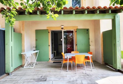 Petite Maison au coeur de la residence Le Mas des Cigales avec piscine collective et au calme proche plages : Maisons de vacances proche de Montaud