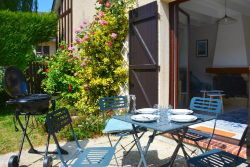 Cottage with large garden 15 minutes walk from the beach : Maisons de vacances proche de Saint-Pierre-Azif