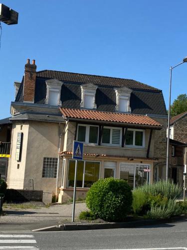 La maison de Yezza, Chambres, suite privée, appartement avec vue sur la rivière : Appartements proche de Lentillac-Saint-Blaise