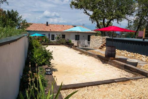 La Villa des Garrigues Gîte classé 3 étoiles, piscines et sauna : Villas proche de Les Plans