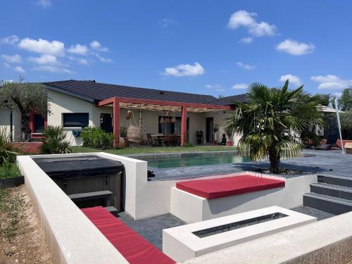 Villa 5 chambres avec piscine, jacuzzi, terrain. : Villas proche de Varambon