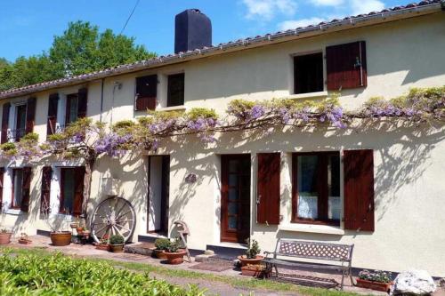 Les Glycines Gite - beautiful,peaceful location with Pool ( shared) and lots of things to see and do in the area. : Maisons de vacances proche de Le Busseau