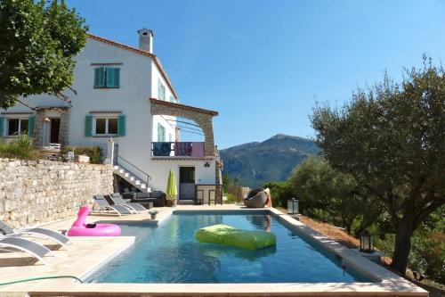 Provencal Villa with Stunning Views of the Sea and Mountains : Maisons de vacances proche de Châteauneuf-Grasse