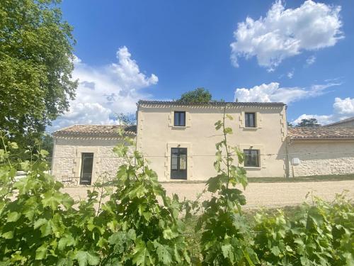 L'Eperonnette, cozy house surrounded by vineyard, near St Emilion : Maisons de vacances proche de Périssac