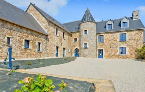 Awesome Home In Fierville-les-mines With Wifi And 4 Bedrooms : Maisons de vacances proche de Fierville-les-Mines