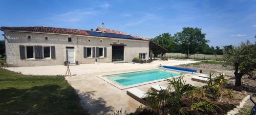 Gîte avec piscine au cœur de la campagne : Appartements proche de Saint-Aulais-la-Chapelle