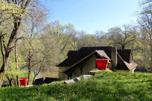 Joli Moulin du Petit Balabran : Maisons de vacances proche de Saint-Civran