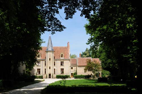 Château - Hôtel Le Sallay : Hotels proche de Germigny-l'Exempt