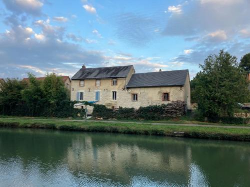 Maison de charme Sancerre Canal de la Loire : Villas proche de Bué