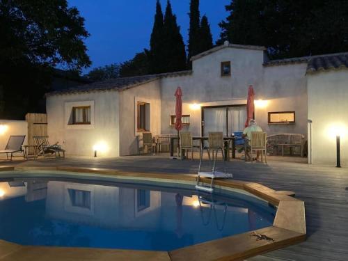 Lodge with private pool surrounded by vineyards : Maisons de vacances proche de La Redorte