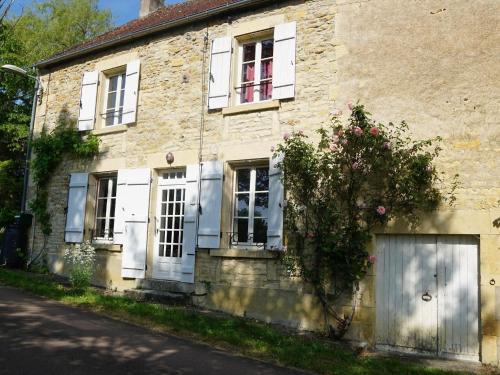 Authentic country house in Tannay with garden and barbecue : Maisons de vacances proche de Marcy
