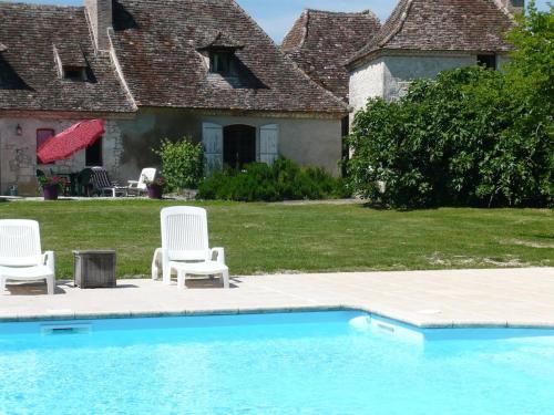 luxury cottage for 2, beautiful views, large swimming pool, no children : Maisons de vacances proche de Mazières-Naresse