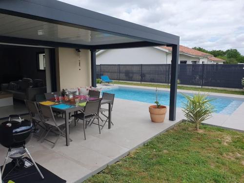 Élégante Maison avec piscine privée - Bougue : Maisons de vacances proche de Laglorieuse