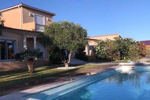 Villa contemporaine & piscine : Maisons de vacances proche d'Aigues-Vives
