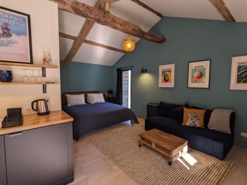 Riverside cabin with private terrace + hot tub : Appartements proche de Seich