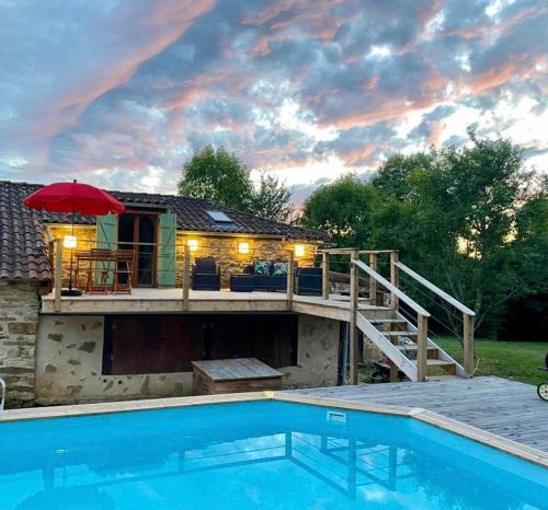 House with private pool : Maisons de vacances proche de Champagnac-la-Rivière