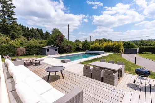 Property with heated pool near Deauville : Maisons de vacances proche de Coudray-Rabut