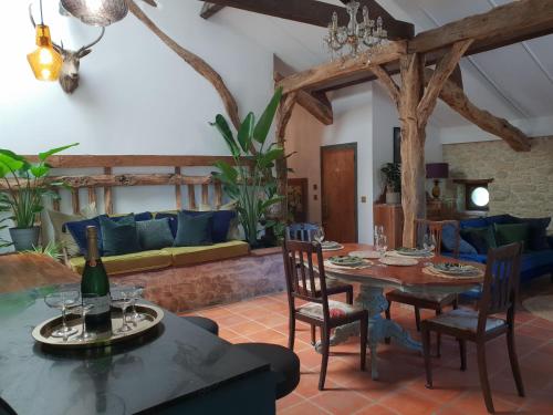 Rusty Shears46 Eclectic couples escape, hot tub & Cahors vineyards : Villas proche de Lacapelle-Cabanac