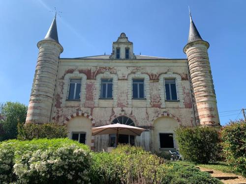 Le château rouge : Appartements proche d'Écommoy