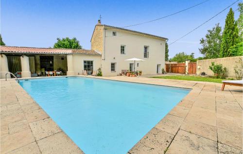 Stunning Home In Velleron With Outdoor Swimming Pool, Wifi And 3 Bedrooms : Maisons de vacances proche de Velleron