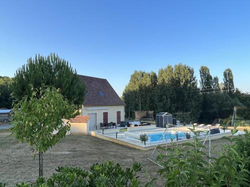 Maison 6km de Sarlat piscine chauffée et jacuzzi : Villas proche de Saint-Vincent-le-Paluel