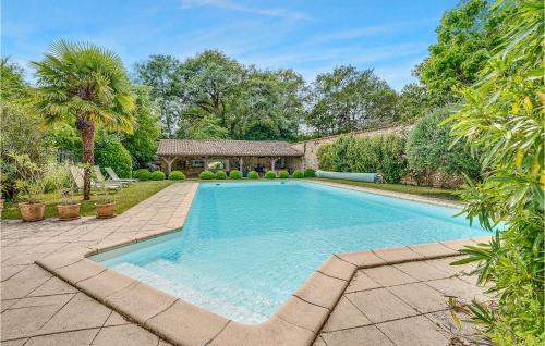 Stunning Home In Nieul Le Dolent With Outdoor Swimming Pool, Wifi And Private Swimming Pool : Maisons de vacances proche de La Boissière-des-Landes