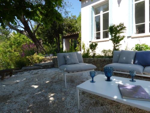 Pool House Renoir with private garden : Maisons de vacances proche de Le Rouret