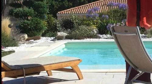 Chambre indépendante avec piscine : B&B / Chambres d'hotes proche de Saint-Même-les-Carrières