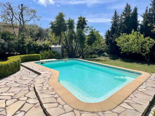 Villa provençale avec piscine et jardin au calme : Villas proche de Le Rouret
