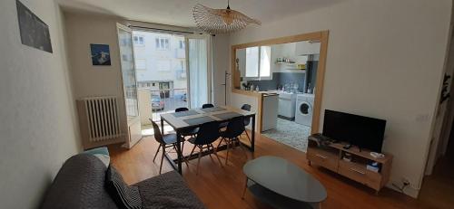 Appartement rénové pouvant accueillir 5 personnes : Appartements proche de Cazaril-Laspènes