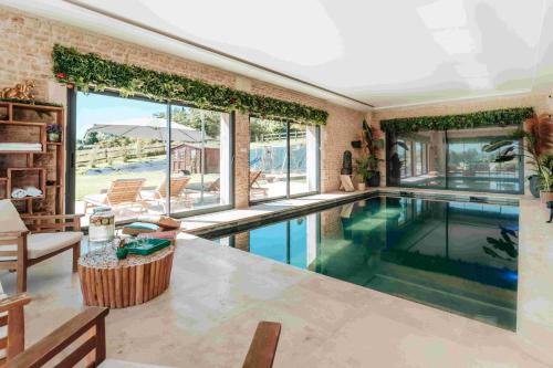 Sublime Villa avec piscine intérieure chauffée : Maisons de vacances proche de Coudray-Rabut