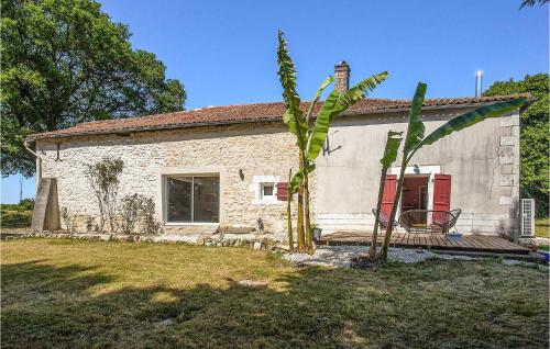 Amazing Home In Saint-coutant With Wifi And 3 Bedrooms : Maisons de vacances proche d'Alloue
