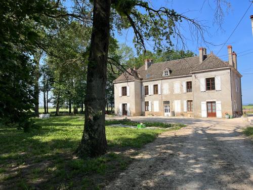 Le Gîte du Château du Piochy : Appartements proche d'Ouroux-sur-Saône