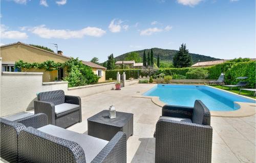 Amazing Home In Malataverne With 3 Bedrooms, Private Swimming Pool And Outdoor Swimming Pool : Maisons de vacances proche de Châteauneuf-du-Rhône