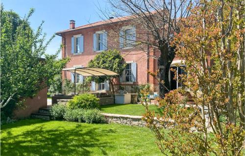 Beautiful home in Cannes-et-Clairan with Outdoor swimming pool, 4 Bedrooms and WiFi : Maisons de vacances proche de Bragassargues