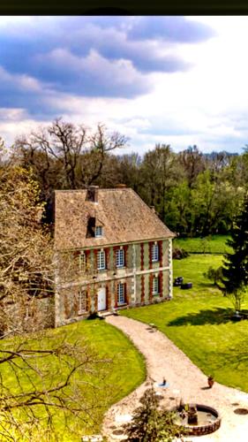 Le Château de Feuguerolles de Hellenvilliers : Villas proche de Le Mesnil-Jourdain