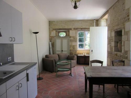 Maison avec piscine non chauffée & partagée, 50m2 à 24km de La Rochelle : Maisons de vacances proche de Marans
