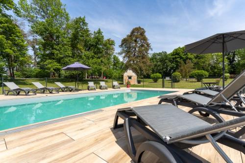 Gite Parc des chamois 4 pièces parc piscine chauffée : Villas proche de Salins-les-Bains