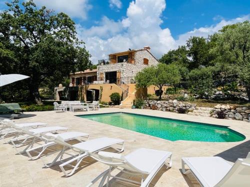 Paisible et Spacieuse Villa avec 4 suites indépendantes : Villas proche de La Gaude