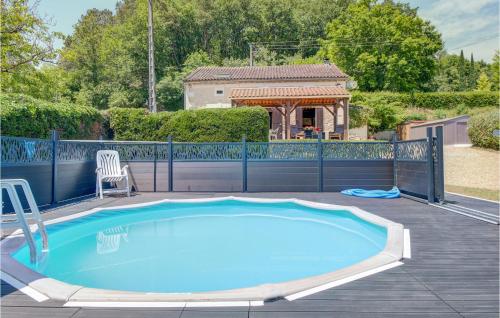 Amazing home in Douzillac with 4 Bedrooms and Outdoor swimming pool : Maisons de vacances proche de Beauronne