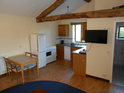 Millstone Gite 2, two bed apartment + shared pool : Appartements proche d'Étagnac