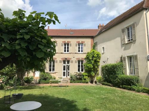 Agréable maison avec jardin : Maisons de vacances proche de Saint-Loup-de-Buffigny